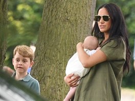 Princ George, vévodkyn Meghan a její syn Archie (Wokingham, 10. ervence 2019)