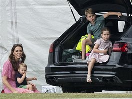 Vévodkyn Kate a její dti princ Louis, princ George a princezna Charlotte...