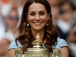 Vévodkyn Kate s trofejí pro vítze Wimbledonu Novaka Djokovie (Londýn, 14....