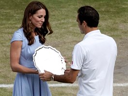 Vévodkyn Kate a Roger Federer, který ve finále Wimbledonu podlehl Novaku...