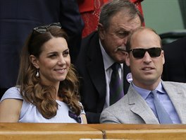 Vévodkyn Kate a princ William sledují na Wimbledonu zápas Novaka Djokovie s...