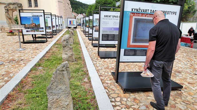 Panelová výstava Památky UNESCO v Karlovarském kraji v Královské mincovně a na prostranství před kostelem sv. Jáchyma v Jáchymově.
