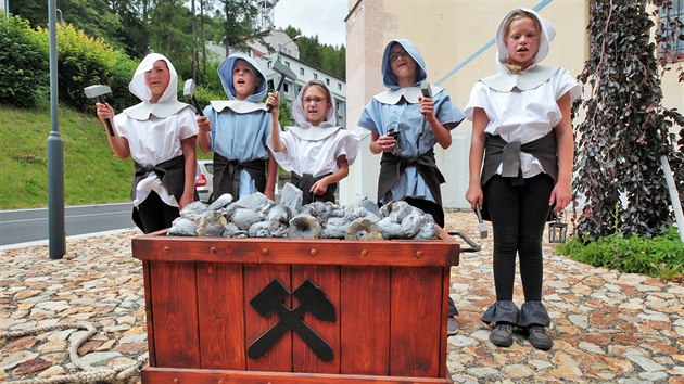 Na oslav zpisu Hornickho regionu Erzgebirge/Krunoho na Seznam svtovho ddictv UNESCO vystupovaly i dti v kostmech permonk.