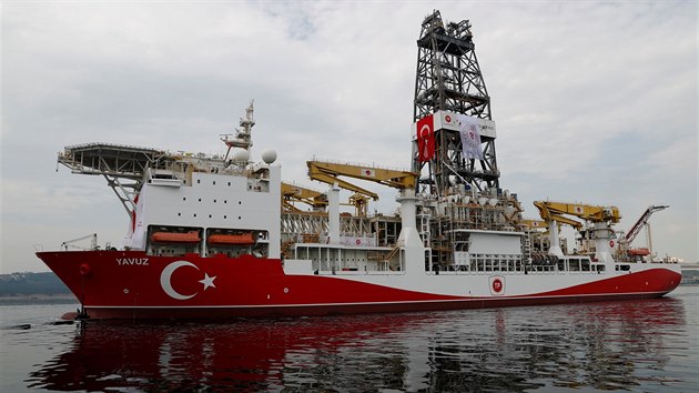 Turecká těžařská loď Yavuz je eskortovaná plavidlem turecké armády k pobřeží Kypru. (10. července 2019)