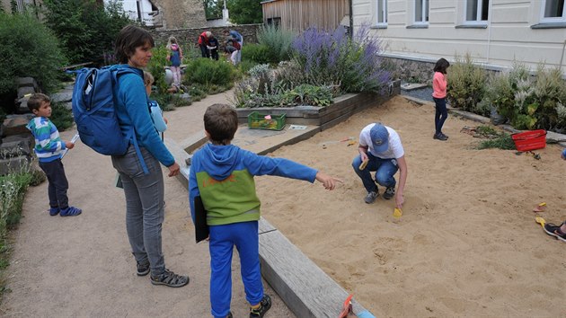 V kad sekci pskovit se skrvaj archeologick nlezy z rznch obdob vvoje planety.