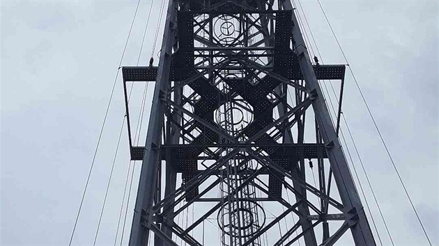 Dívka lezla na vysílač na Prostějovsku, v polovině výšky ji zasáhl elektrický proud (13. července 2019).