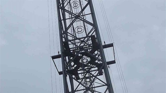 Dívka lezla na vysílač na Prostějovsku, v polovině výšky ji zasáhl elektrický proud (13. července 2019).