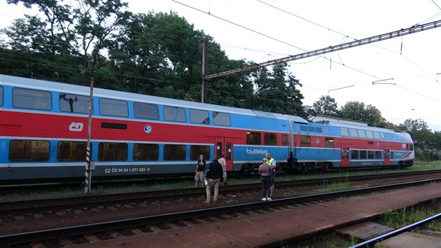Pi stelb na vlak v praskch Vysoanech byla pokozena okna u pti vagn. (17. ervence 2019)