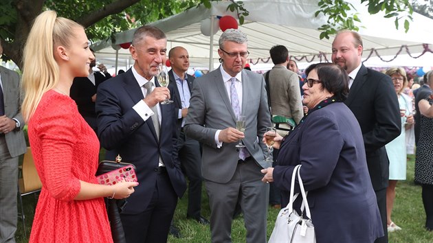 Andrej Babiš v rozhovoru s ministryní spravedlnosti Marií Benešovou, ministrem průmyslu a obchodu Karlem Havlíčkem. Rozhovoru přihlíží premiérova dcera Vivien. (11. července 2019)