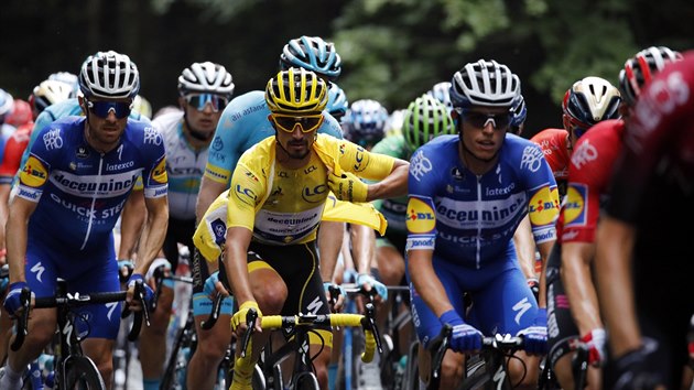 Ldr Tour de France Julian Alaphilippe ve lutm trikotu uprosted pelotonu bhem est etapy.