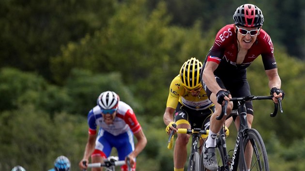 Obhjce vtzstv Geraint Thomas se drpe do cle est etapy Tour de France. Za nm ho sthaj lut Julian Alaphilippe a Thibaut Pinot.