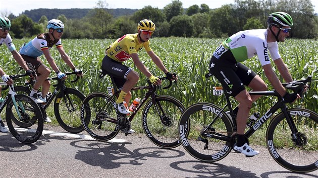 Italsk cyklista Giulio Ciccone ve lutm dresu ldra Tour de France.