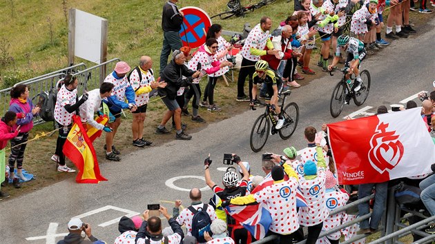 Birtsk cyklista Simon Yates se krbe na jeden z pyrenejskch vrchol bhem 12. etapy Tour de France. za nm ho sth Gregor Mhlberger.