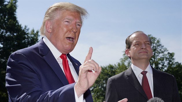 Americk ministr prce Alex Acosta s prezidentem Donaldem Trumpem (12. ervence 2019)