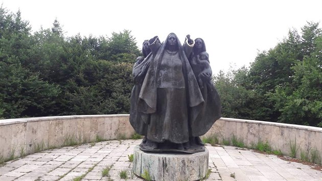 Bronzov souso s odznutmi rukama, pamtnk 1. eskoslovenskho armdnho sboru na hoe Javorina nedaleko iliny
