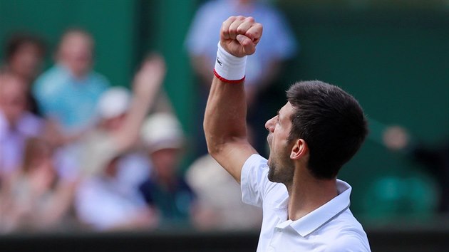 Srb Novak Djokovi se raduje bhem semifinle Wimbledonu.