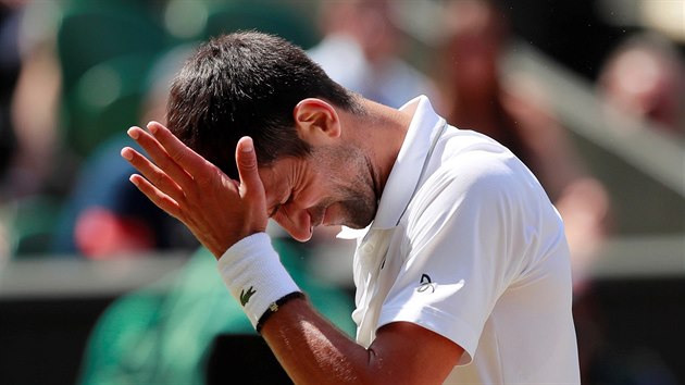 Srb Novak Djokovi natvan reaguje bhem semifinle Wimbledonu.