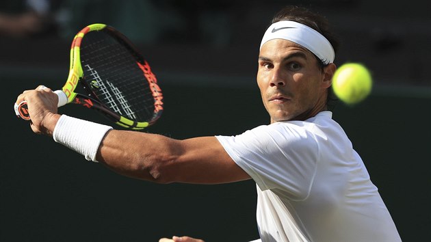 panl Rafael Nadal bhem semifinle Wimbledonu, ve kterm hrl proti vcaru Rogeru Federerovi.