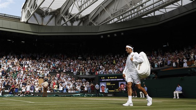 vcar Roger Federer nastupuje na kurt k zpasu proti Rafaelu Nadalovi.