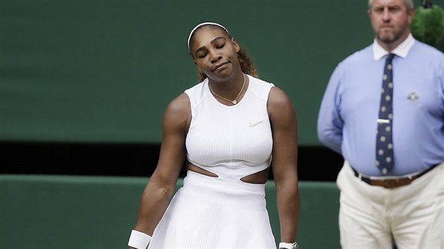 Amerianka Serena Williamsov smutn po prohranm balonu bhem finle Wimbledonu.