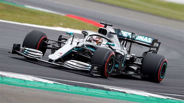 Lewis Hamilton z Mercedesu bhem kvalifikace na Velkou cenu Britnie.