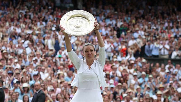 Rumunka Simona Halepov se raduje z vtzstv Wimbledonu.