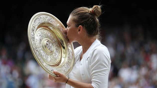 Rumunka Simona Halepov se raduje z vtzstv Wimbledonu.