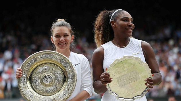 Vtzka Wimbledonu Simona Halepov (vlevo) a poraen finalistka, Amerianka Serena Williamsov, pzuj s trofejemi. (13. ervence 2019)