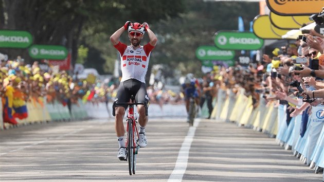 Belgian Thomas De Gendt (Lotto Soudal) projd clem na prvnm mst, za nm se t dvojice Francouz Julian Alaphilippe (Deceuninck - Quick Step) a Thibaut Pinot (Groupama - FDJ).