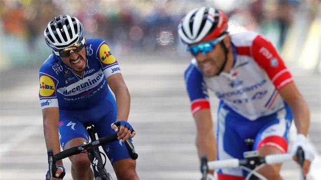 Francouz Thibaut Pinot z tmu Groupama-FDJ (vpravo) pedjd svho krajana Juliana Alaphilippea (Deceuninck - Quick Step) v cli osm etapy Tour de France.