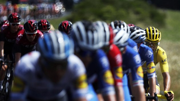 Ldr Tour de France Julian Alaphilippe jede ukryt za svmi kolegy z tmu Deceuninck - Quick Step.