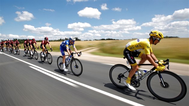 Julian Alaphilippe z tmu Deceuninck - Quick Step jede na ele pelotonu bhem devt etapy Tour de France.