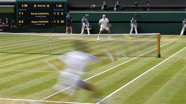 Srb Novak Djokovi odehrv balon bhem finle Wimbledonu.