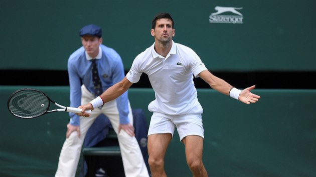 Srb Novak Djokovi se vztek bhem finle Wimbledonu.