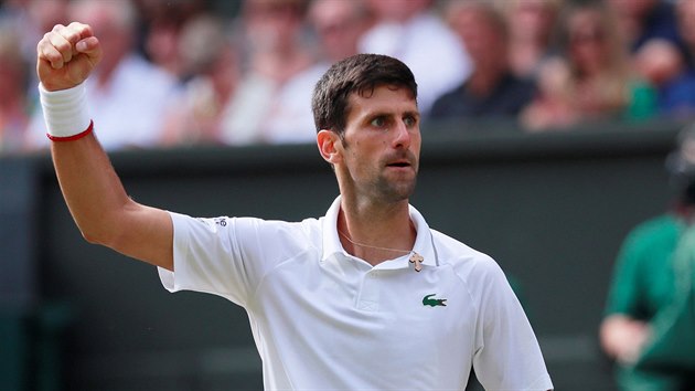 Srb Novak Djokovi se raduje bhem finle Wimbledonu.