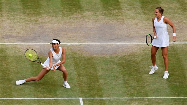 Barbora Strcov sleduje svoji deblovou paraku Sie u-wej bhem finle Wimbledonu.