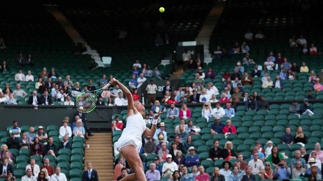 Barbora Strcov odehrv balon bhem wimbledonskho finle v deblu.