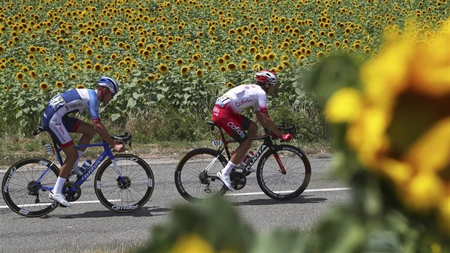 Francouz Lilian Calmejane (vlevo) a jeho krajan Stephane Rossetto jedou v niku bhem jedenct etapy Tour de France.