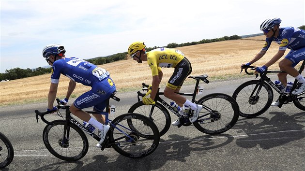 Julian Alaphilippe ve lutm dresu pro ldra celkov klasifikace bhem jedenct etapy Tour de France.