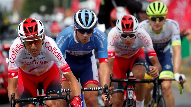 Uprchlci bhem 11. etapy Tour de France.