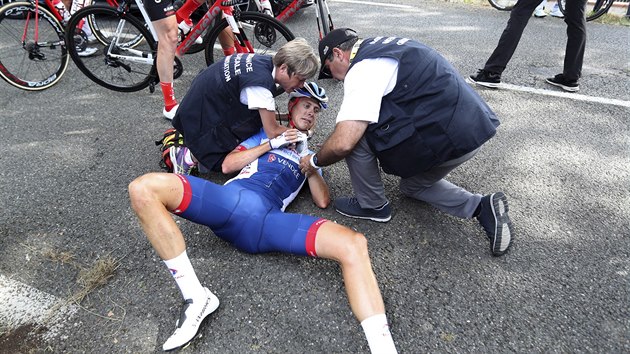 Niki Terpstra le na zemi po pdu v 11. etap Tour de France.