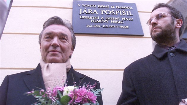 Kdy v roce 2005 Karel Gott slavnostn odhaloval pamtn desku Jry Pospila, piznal, e operetn a opern pvec a filmov herec byl jeden z jeho vzor.