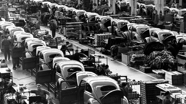 Fotka z tov�rny na brouky z 16. �ervna 1954. Z Wolfsburgu tehdy vyj�d�lo 900 aut denn�.