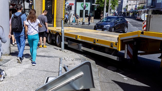 Kamiony a autobusy maj pote ve zen  na rozkopan kiovatce ulic Radlick a Plzesk na praskm Smchov.