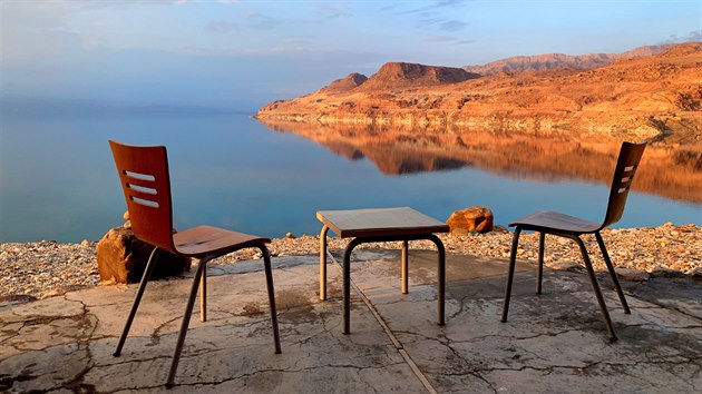 Mrtvé moře si můžete užít na některé z přeplněných pláží několika letovisek. Uprostřed rezervace Wadi Mujib najdete opuštěnou oázu několika stylových domků, kde si moře užijete takřka sami.