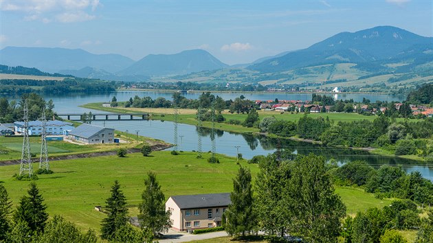 Řeku Váh svazuje množství přehrad, zde vodní nádrž Bešeňová.
