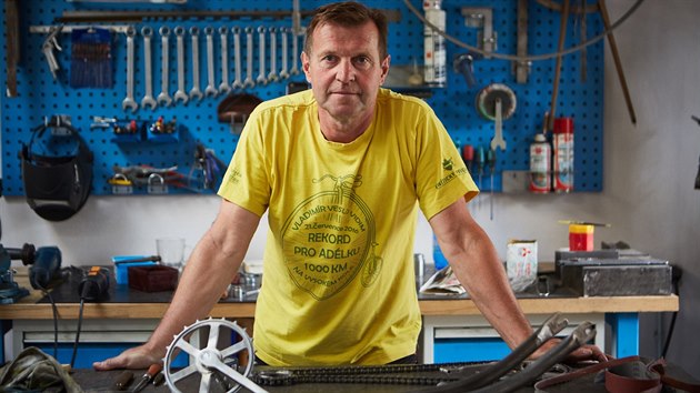 Jako nadšený cyklista, vyučený zámečník a konstruktér, se Vladimír Vidím věnuje stavbě historických jízdních kol.
