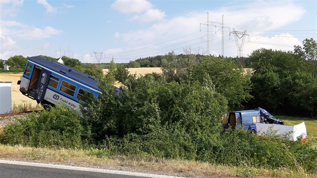 U obce Pina na Rakovnicku se srazila dodvka s vlakem. Pi nehod zemel jeden lovk. (13. ervence 2019)