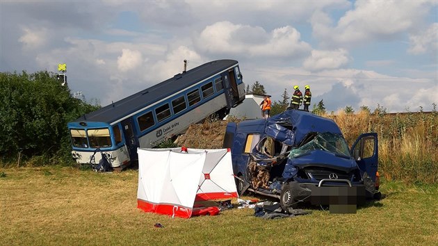 U obce Pina na Rakovnicku se srazila dodvka s vlakem. Pi nehod zemel jeden lovk. (13. ervence 2019)