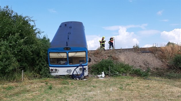 U obce Pina na Rakovnicku se srazila dodvka s vlakem. Pi nehod zemel jeden lovk. (13. ervence 2019)